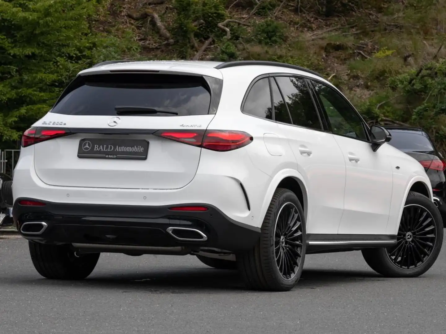 Mercedes-Benz GLC 300 e 4MATIC mit EQ Hybrid Technologie +AMG Weiß - 2