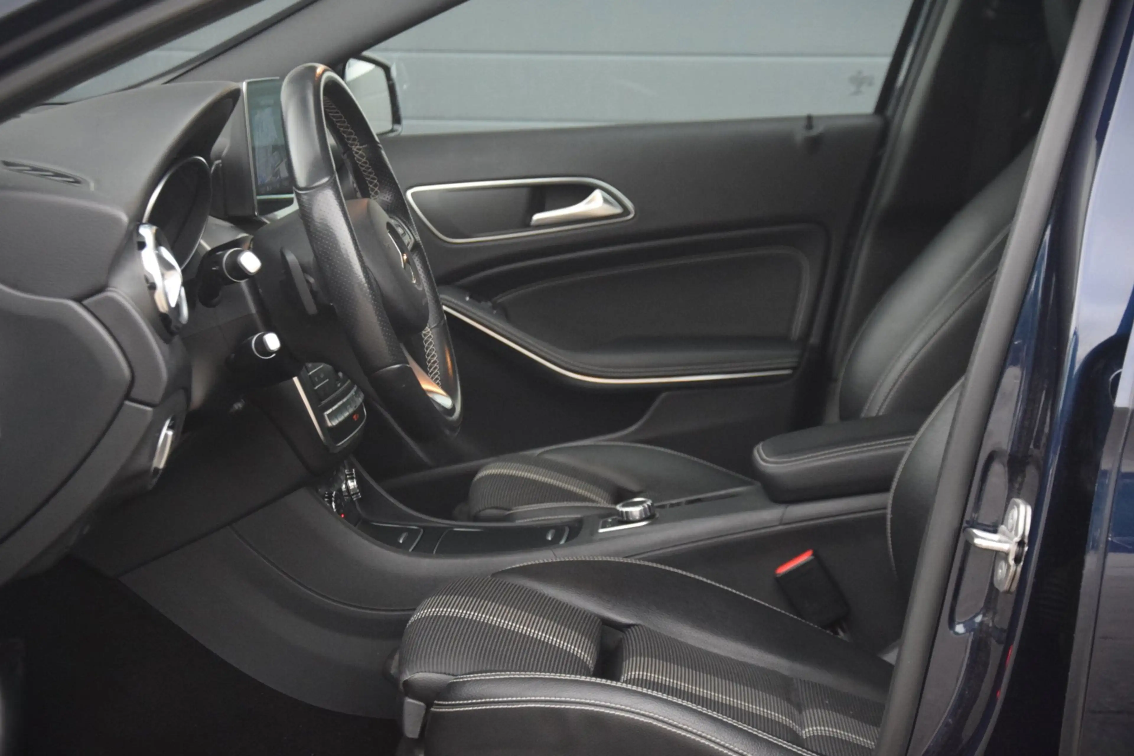 Mercedes-Benz GLA 200 d Premium Plus — photo 8