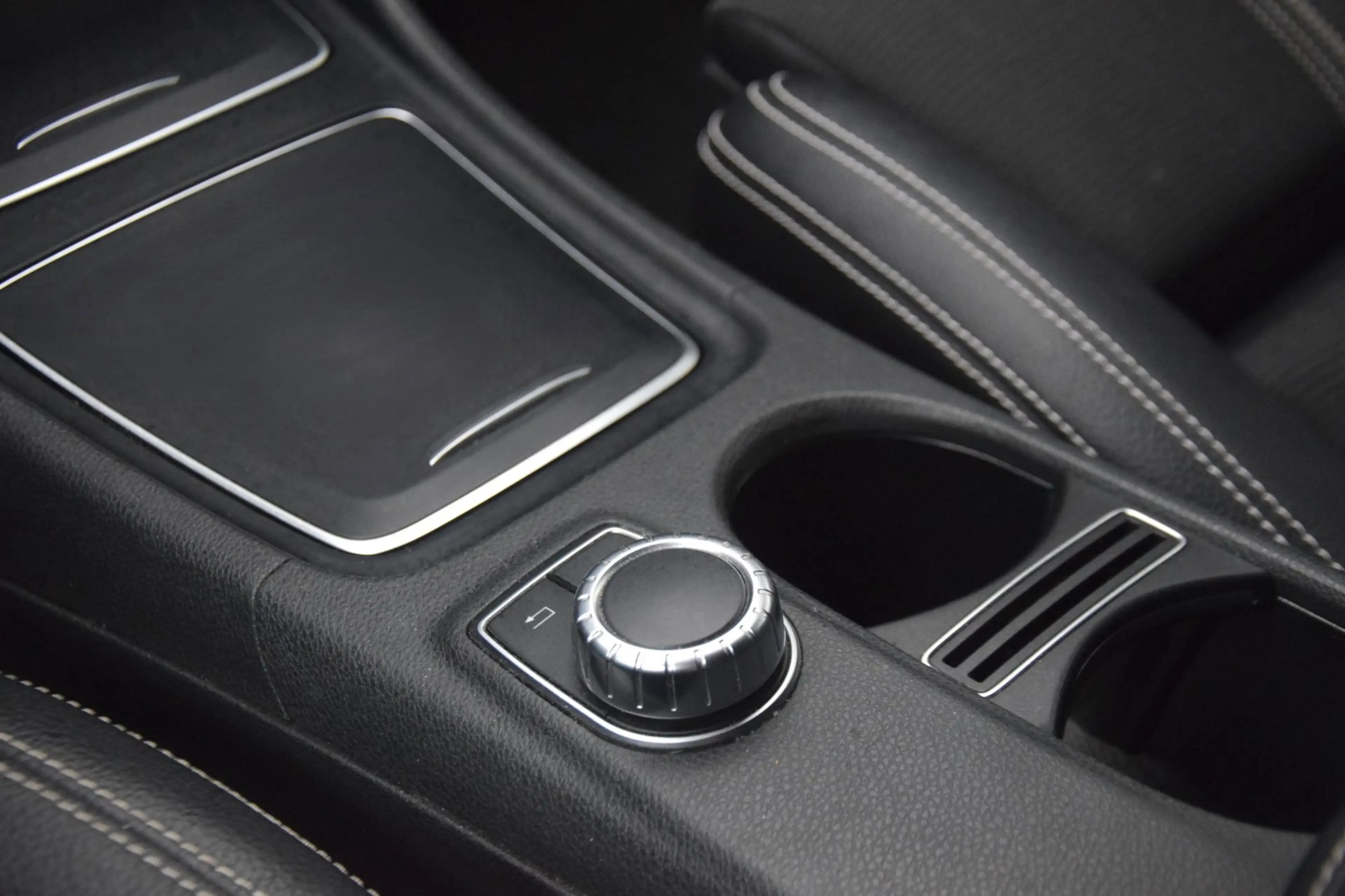 Mercedes-Benz GLA 200 d Premium Plus — photo 20