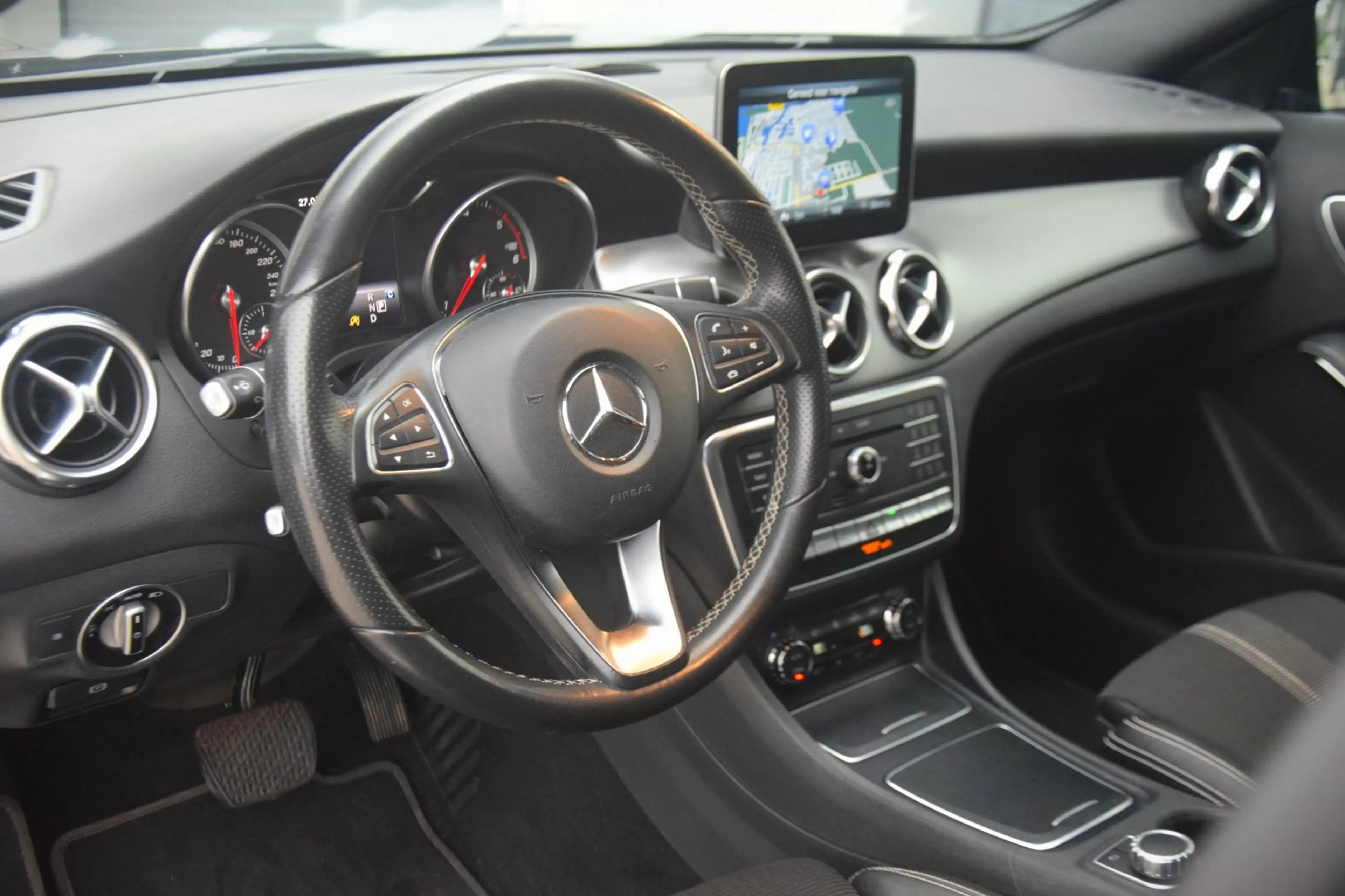 Mercedes-Benz GLA 200 d Premium Plus — photo 6
