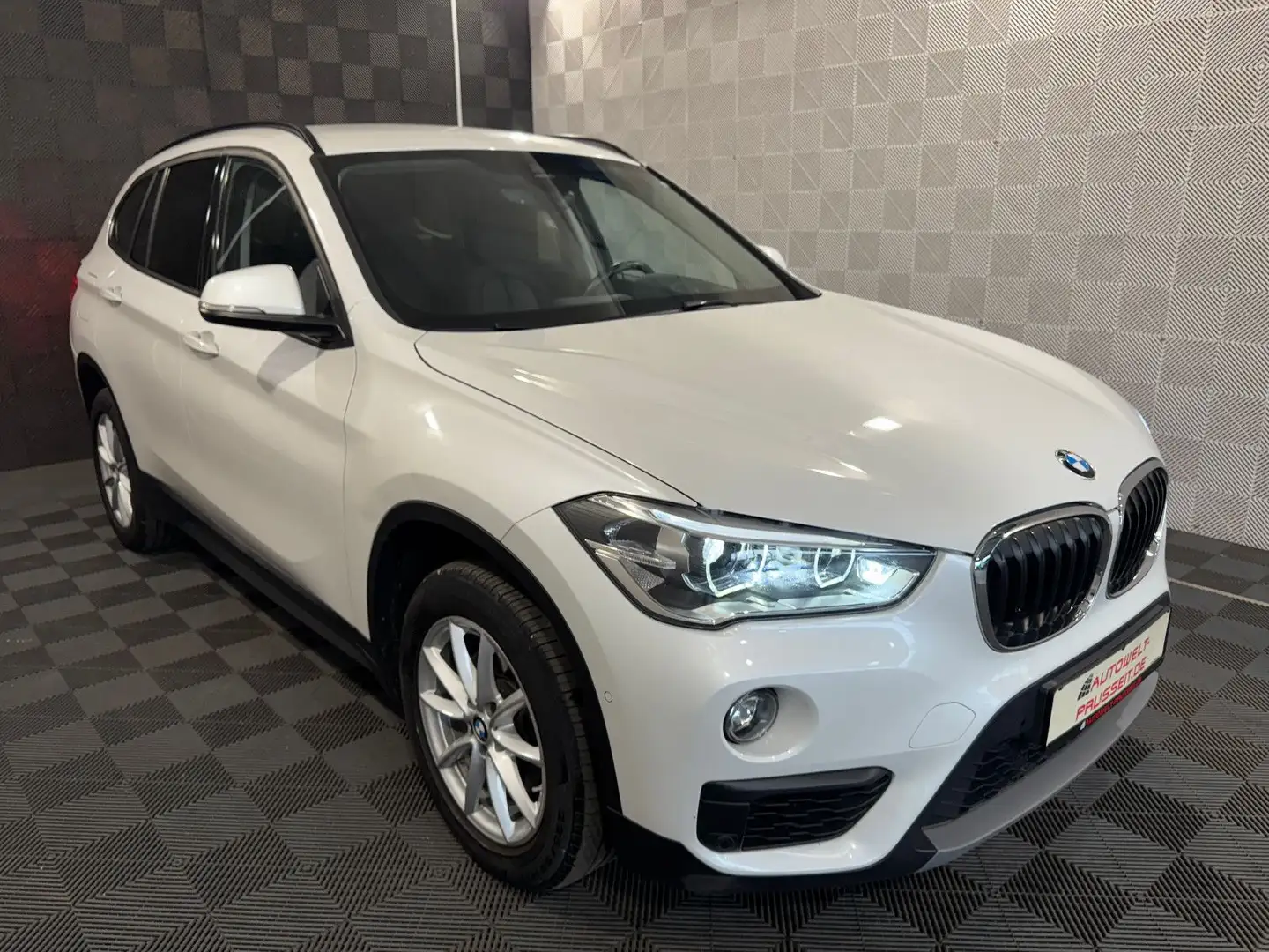 BMW X1 sDrive18i*ADVANTAGE*LED-TEMPO-PDC-SHZ-AHK-NAV Weiß - 1