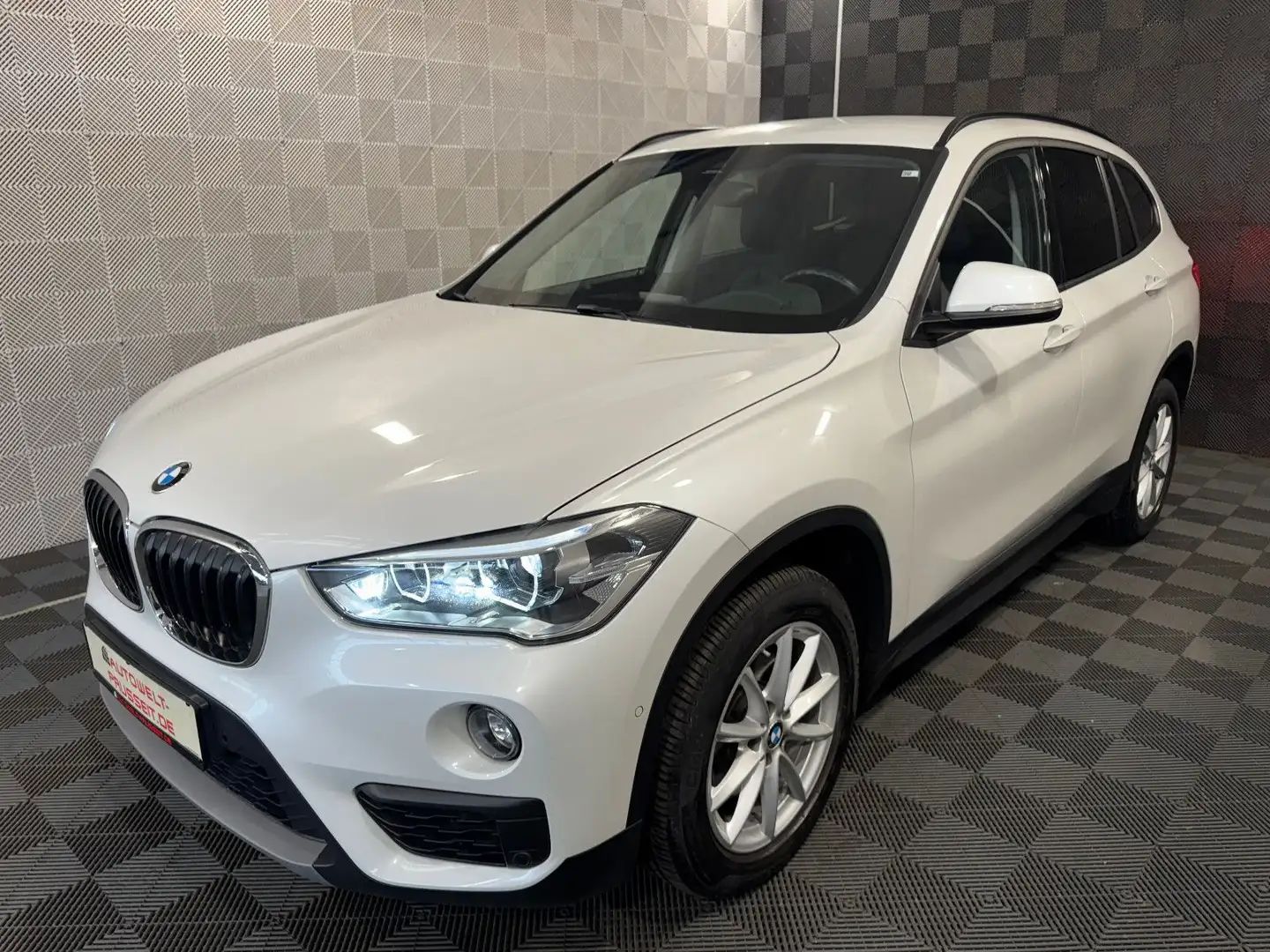 BMW X1 sDrive18i*ADVANTAGE*LED-TEMPO-PDC-SHZ-AHK-NAV Weiß - 2