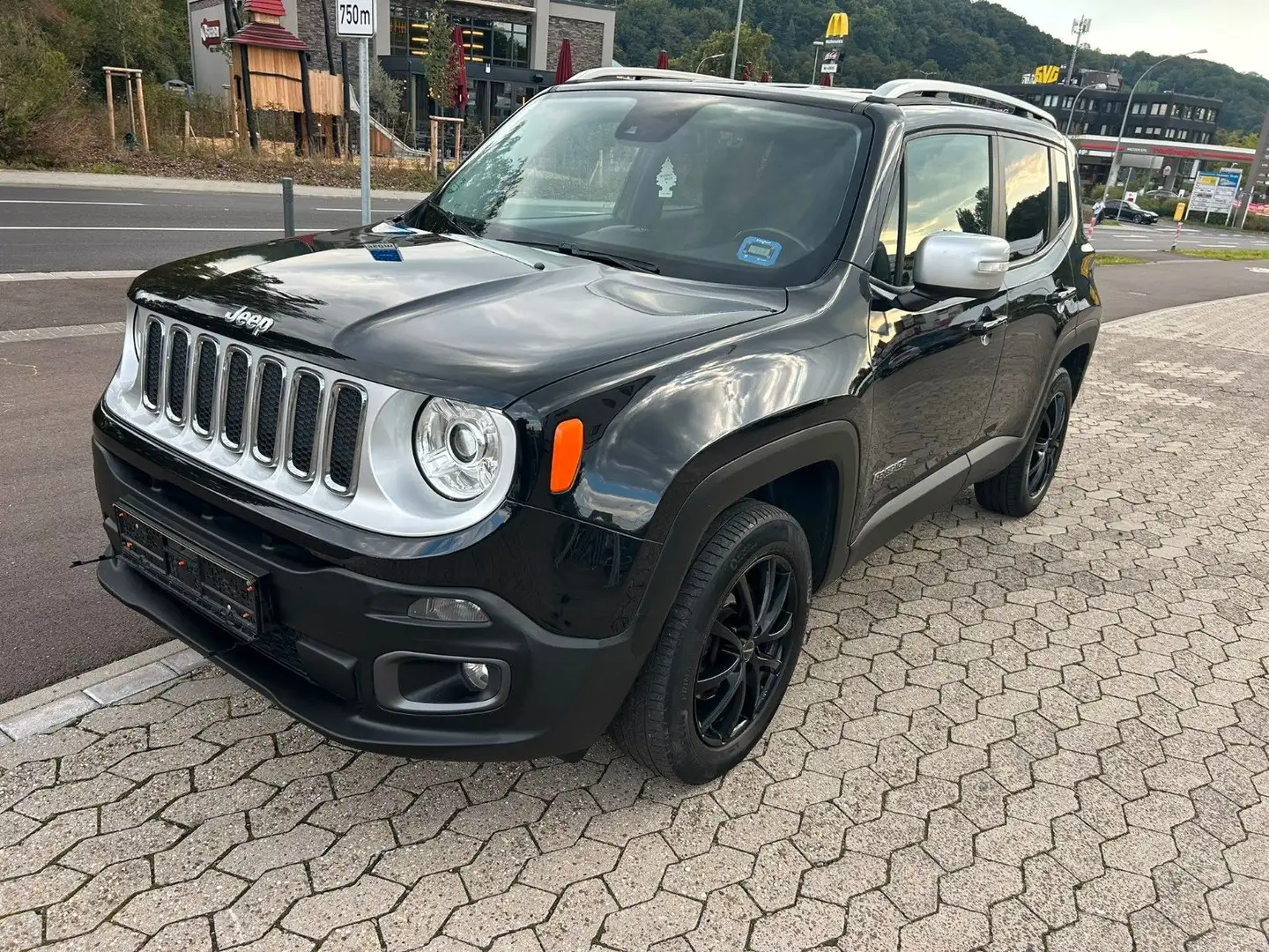 Jeep Renegade 4WD AUT+NAVI+PDC+TEMP+8xREIFEN Schwarz - 1