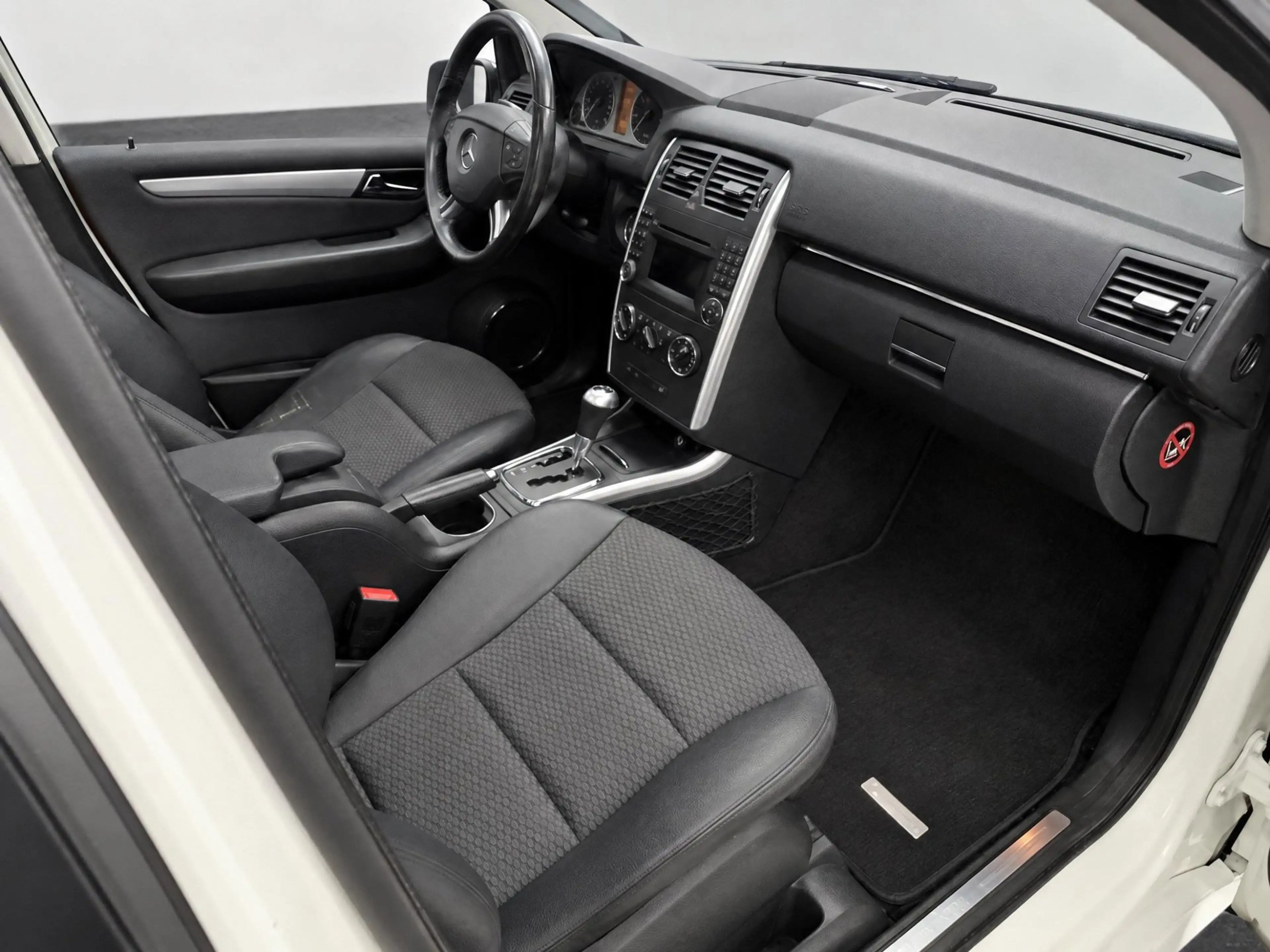 Mercedes-Benz B 200 // PANORAMADAK // PDC VOOR&ACHTER // AIRCO // TREK — photo 10