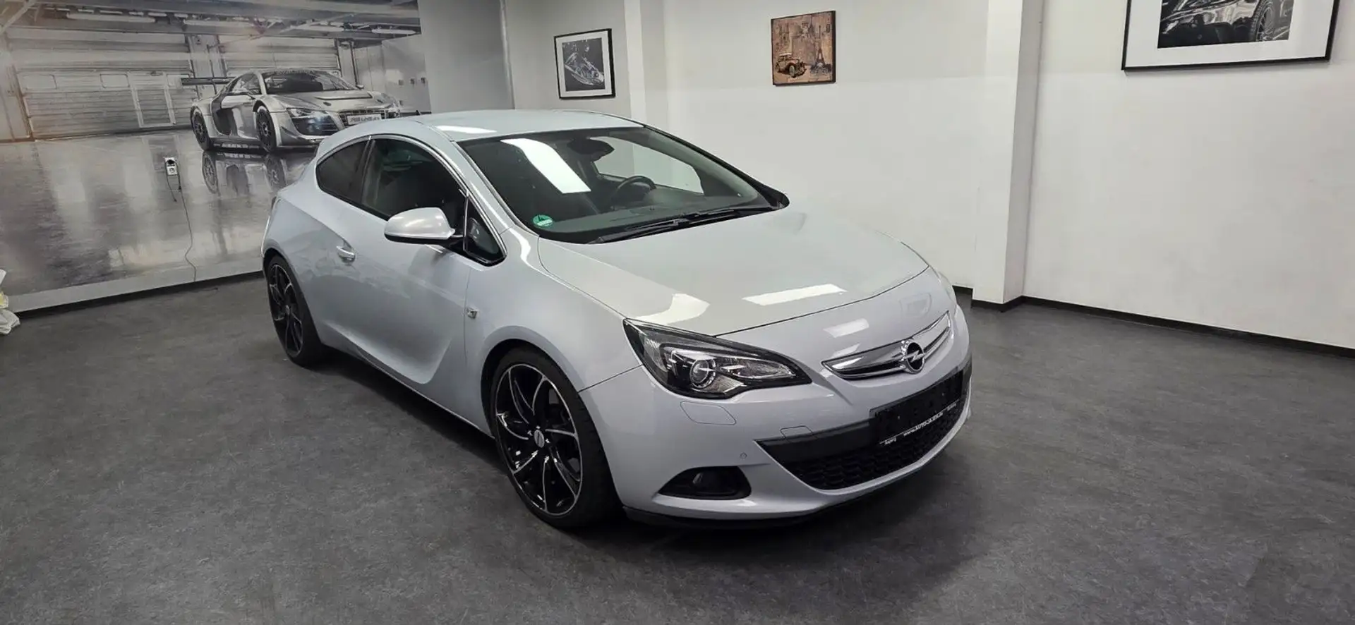 Opel Astra GTC 2.0 CDTI INNOVATION  Navi PDC Xenon - 2