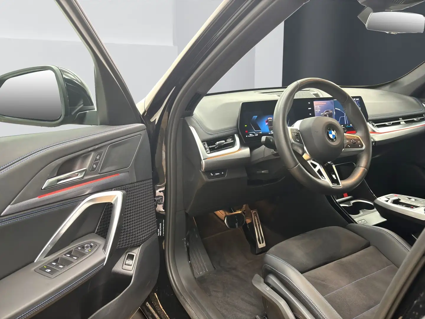 BMW X1 sDrive20i [M Sport, AHK, ACC, RFK, SHZ, 18"] Schwarz - 2