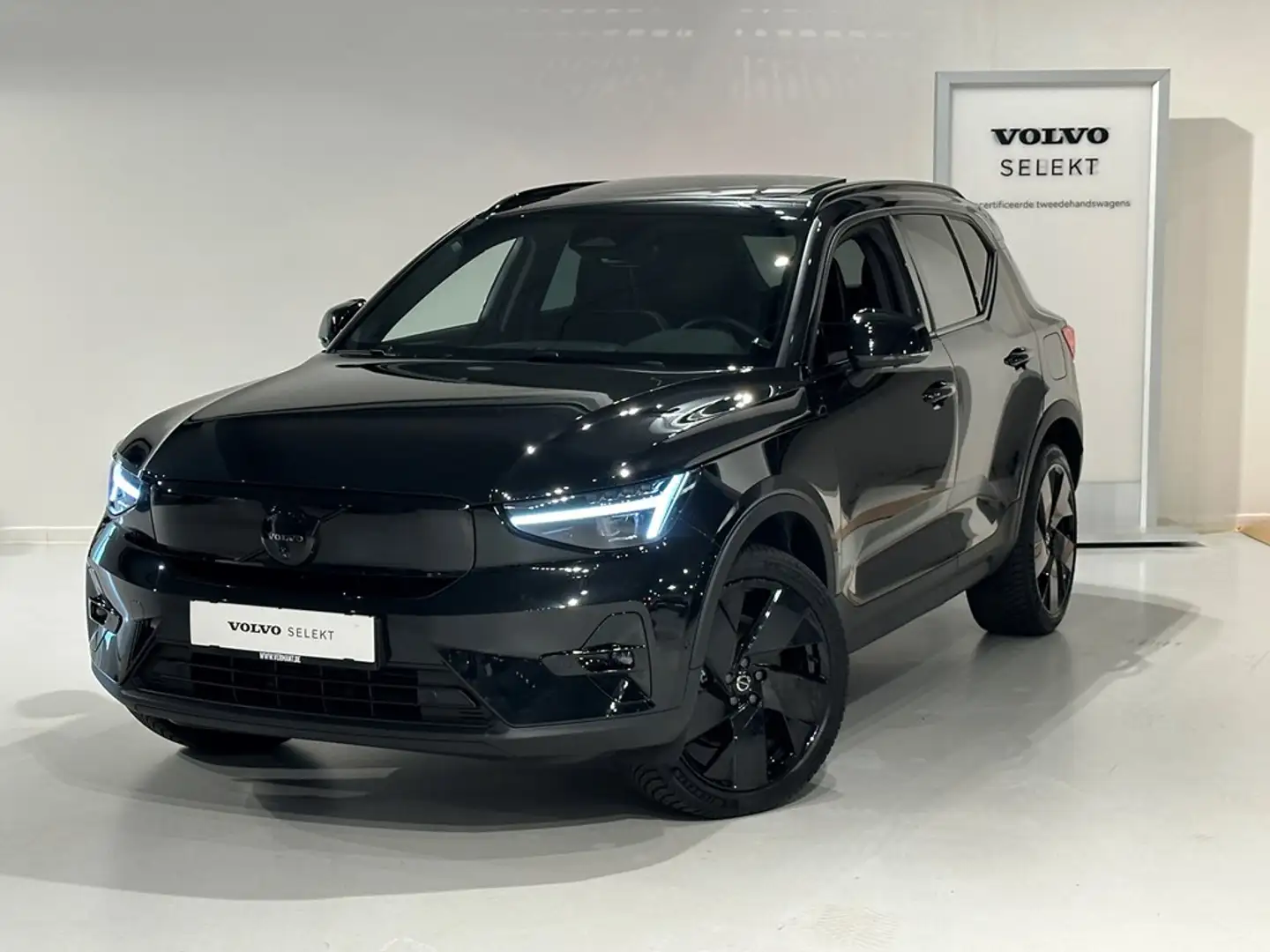 Volvo EX40 Recharge Black Edition Ultra Extended Range + trek Zwart - 1