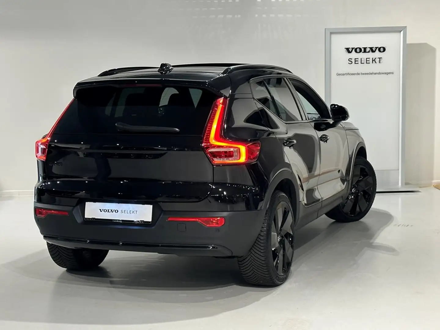 Volvo EX40 Recharge Black Edition Ultra Extended Range + trek Zwart - 2
