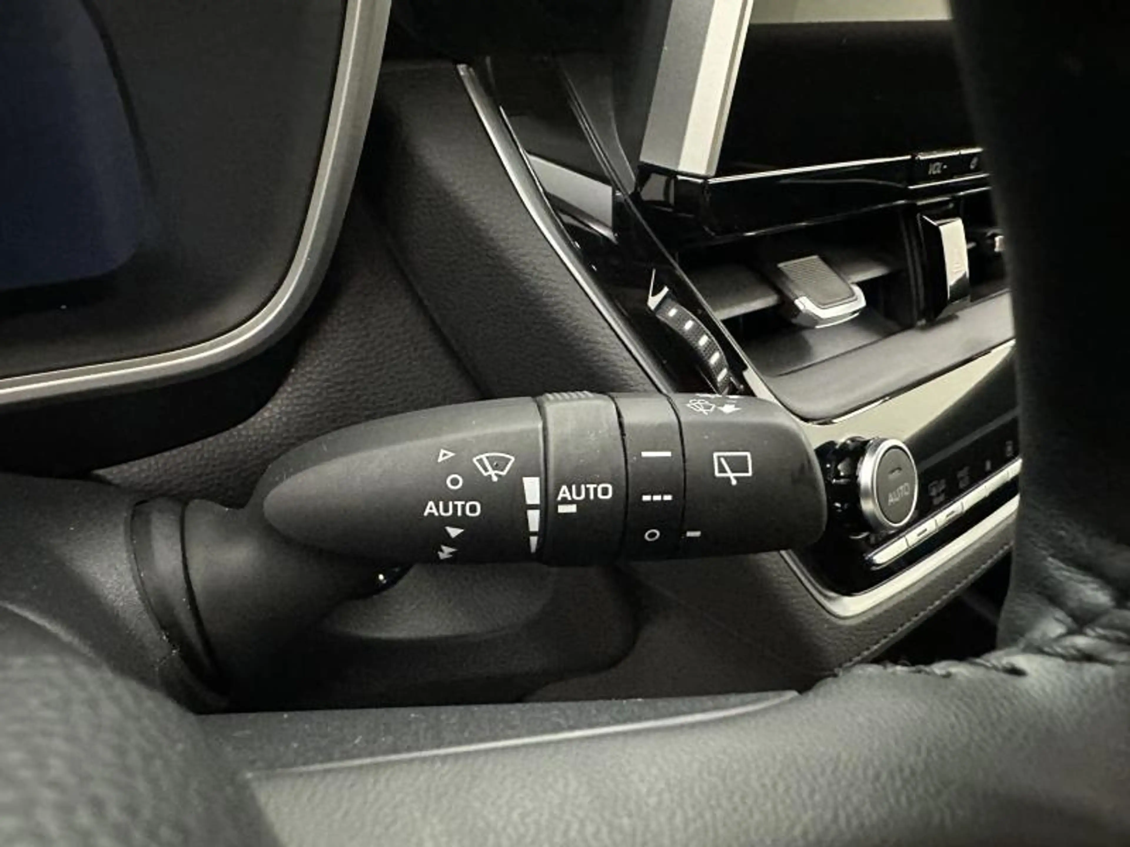 Toyota Corolla Cross 2.0 HYB STYLE + SUN PACK — photo 14
