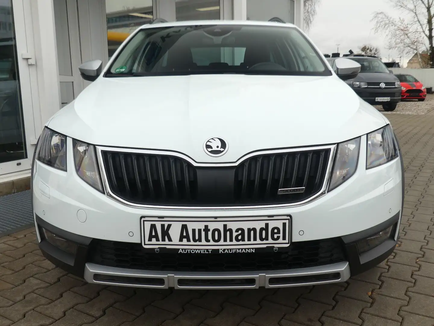 Skoda Octavia Scout 4x4 Autom. ACC PDC Navi Laneassist Blanc - 2