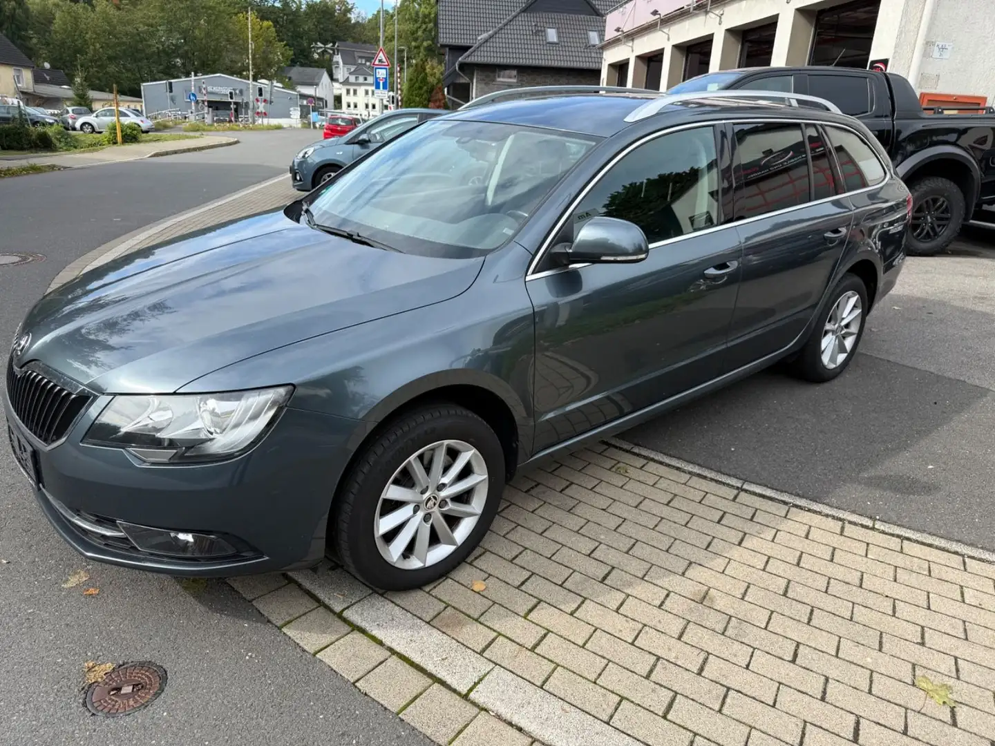 Skoda Superb Combi Ambition 1. Hand,SHZ,PDC,klimaautom Grijs - 1