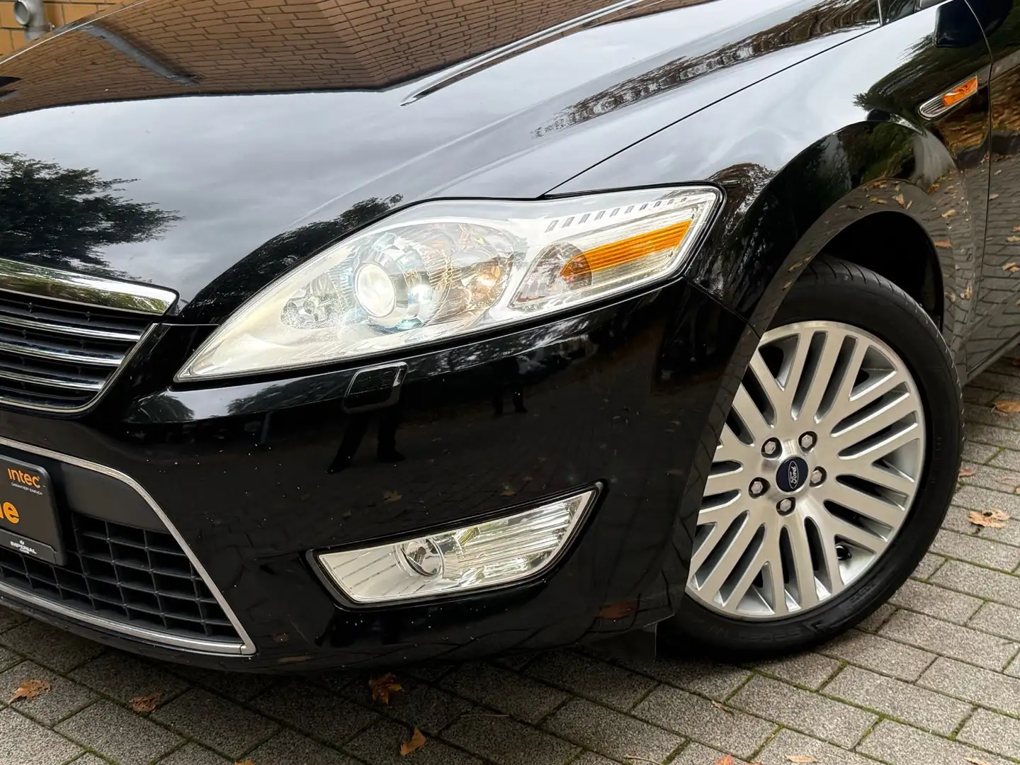 Ford Mondeo Lim. Ghia X/AUTOMATIK/TEMPOMAT/EL.SITZE/G Černá - 2