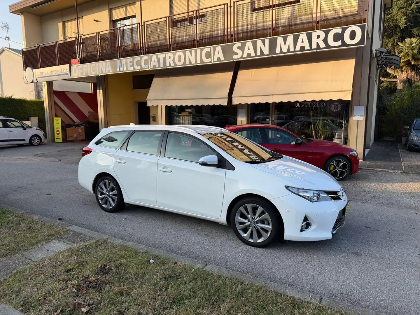 Toyota Auris TS 1.8 Hybrid Lounge Bianco - 1