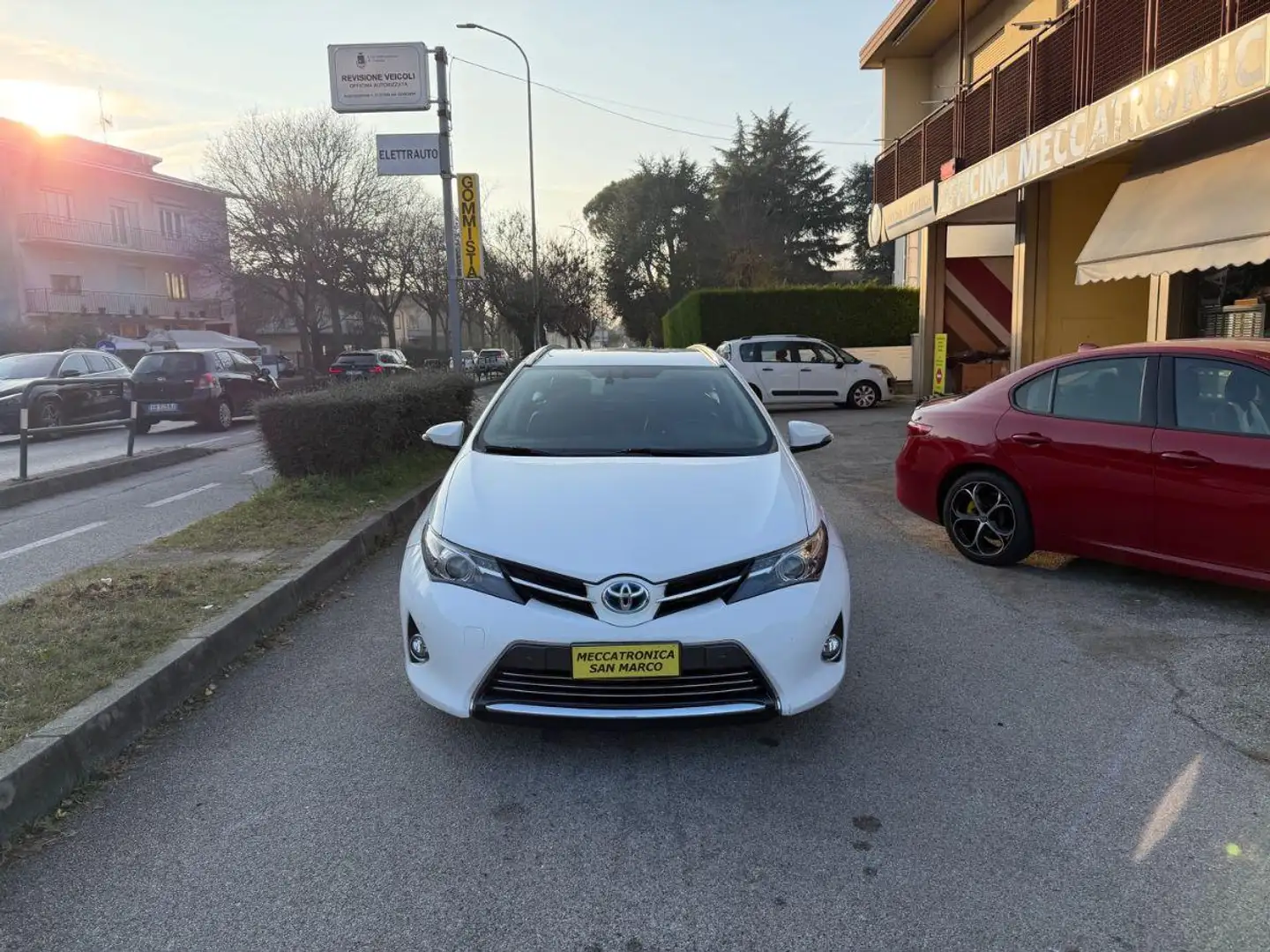 Toyota Auris TS 1.8 Hybrid Lounge Bianco - 2