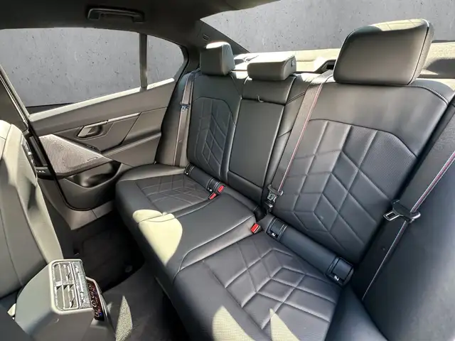 BMW 5 Series view 12