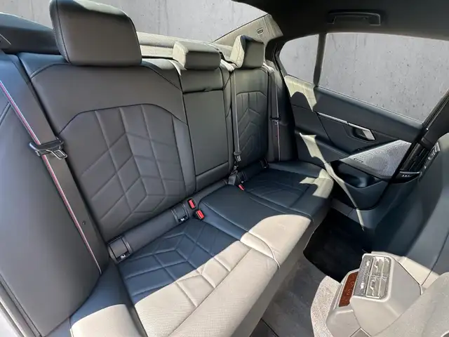 BMW 5 Series view 13