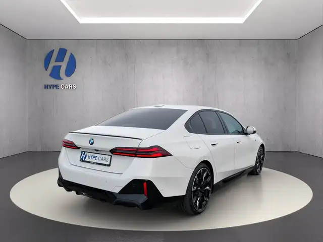 BMW 5 Series view 4