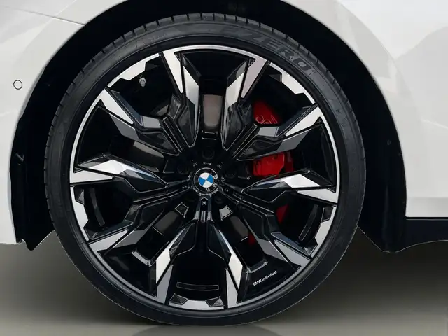 BMW 5 Series view 10