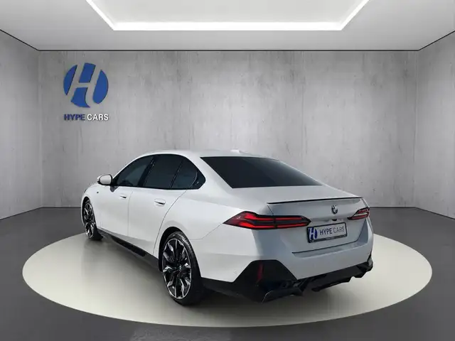 BMW 5 Series view 5