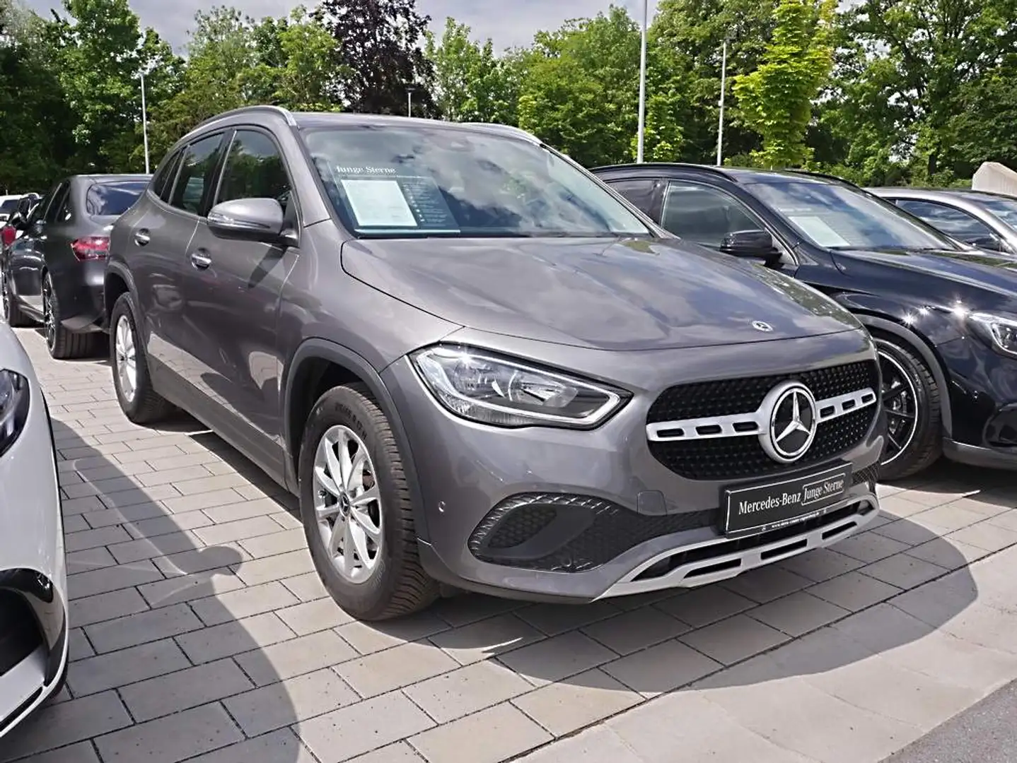 Mercedes-Benz GLA 180 SHZ+MBUX AdvancedPaket+PDC+DAB+THERMATIC Grau - 2
