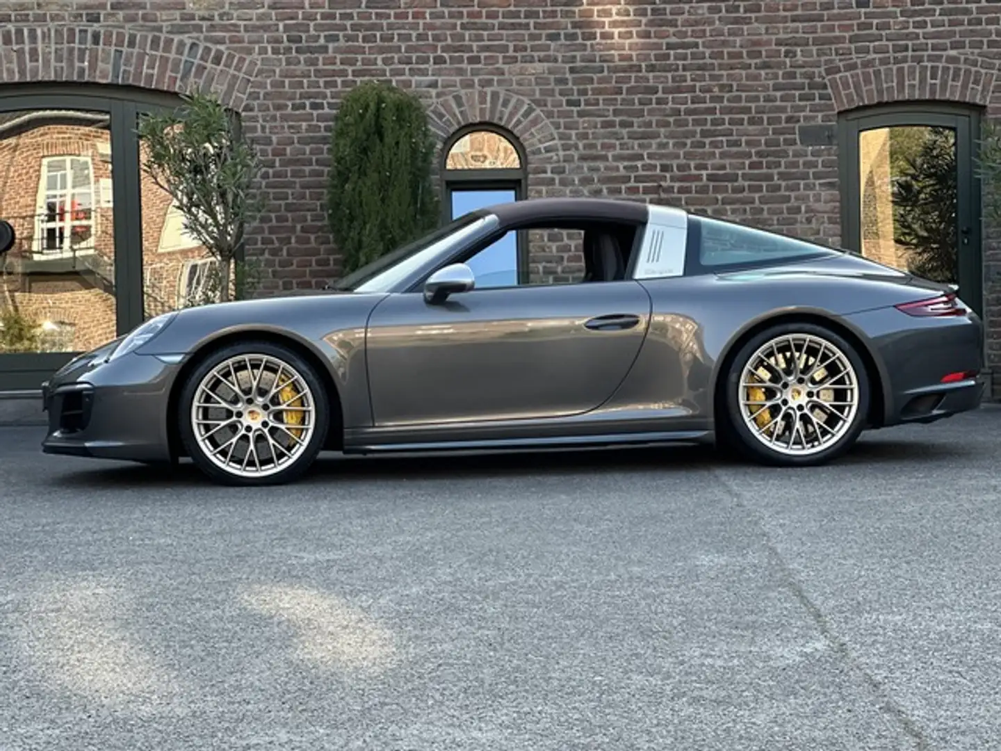 Porsche 991 911 Targa 4 GTS KERAMIK PCCB*LIFTSYSTEM*BOSE*PDDC* Grau - 2