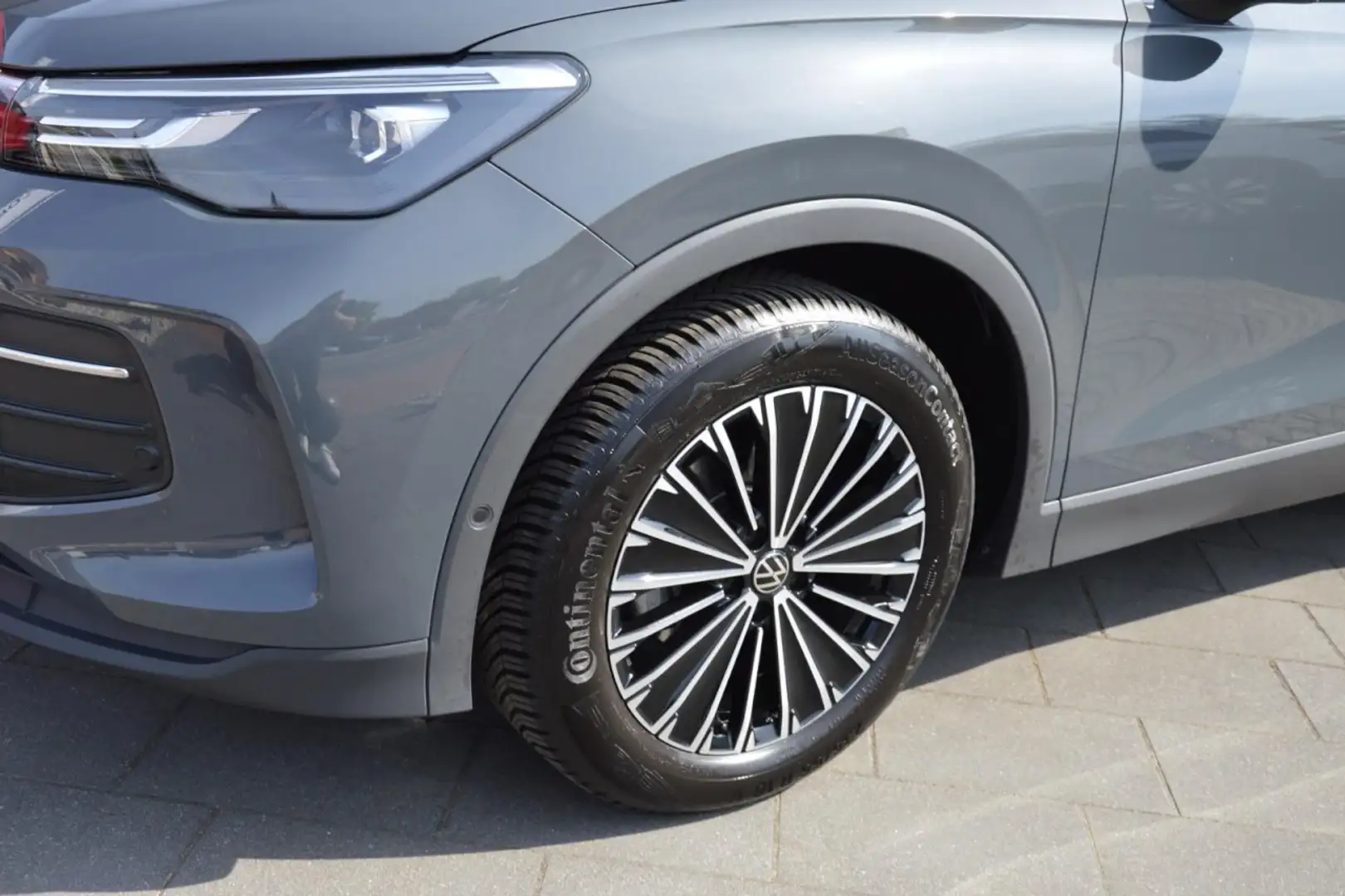 Volkswagen Tiguan 1.5 eTSI Life SHZ / RFK / AHK / GJR Grau - 2