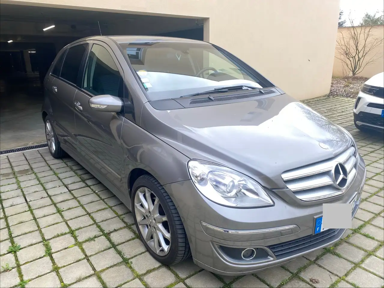Mercedes-Benz B 180