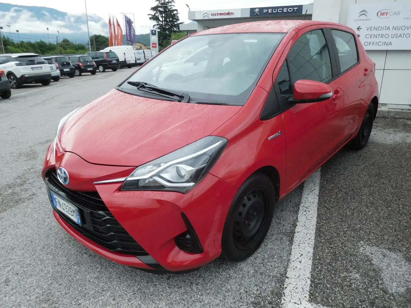 Toyota Yaris 1.5 Hybrid 5 porte Cool Rojo - 1