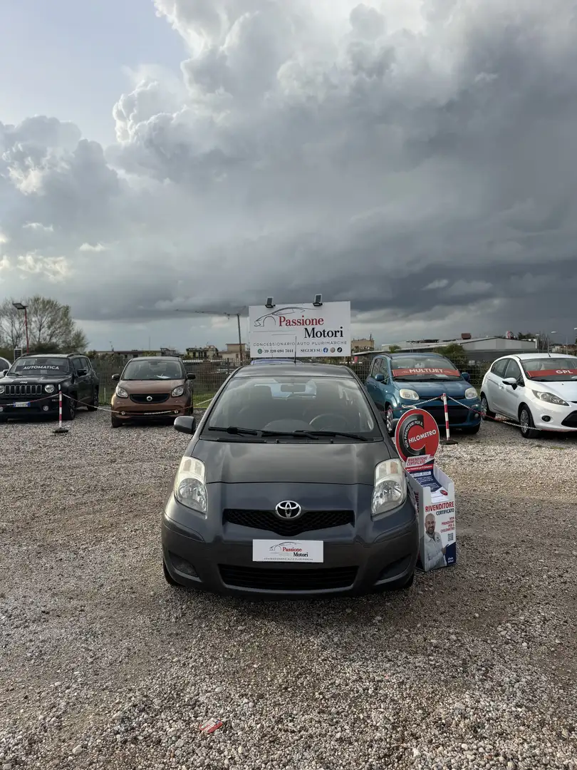 Toyota Yaris 5p 1.0 Now Gris - 1