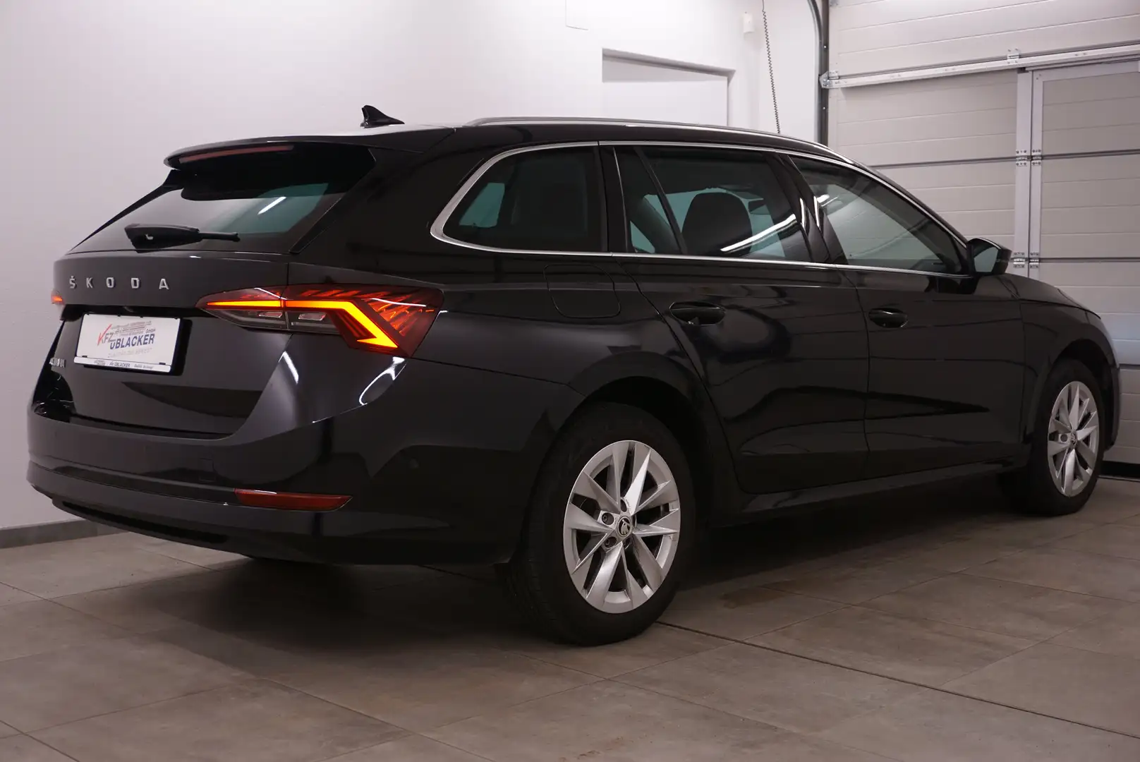 Skoda Octavia First Edition // Abstandstemp. // Ambientebel. // Schwarz - 2