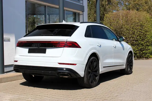 Audi Q8 view 5