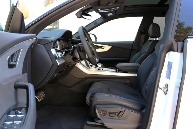 Audi Q8 view 11
