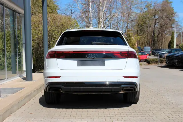 Audi Q8 view 6