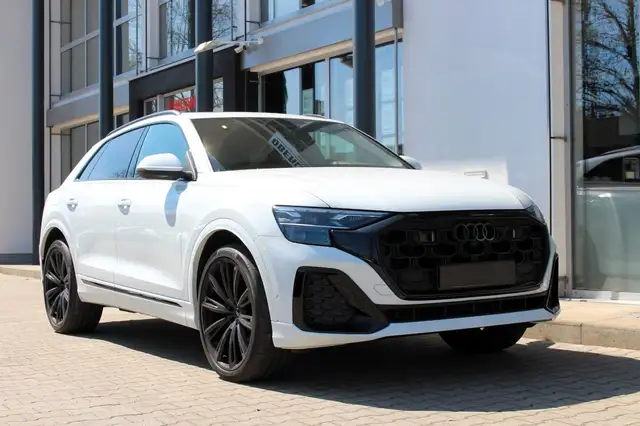 Audi Q8 view 3