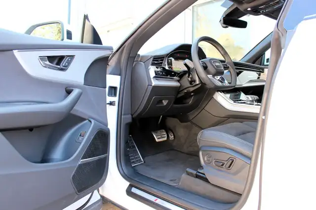 Audi Q8 view 9