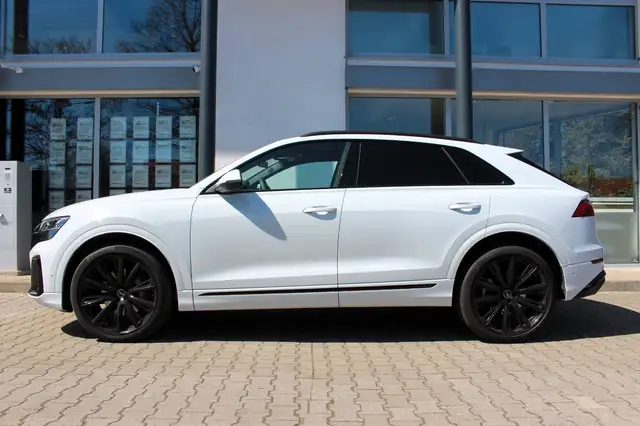 Audi Q8 view 8