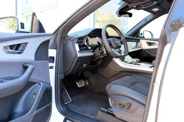 Audi Q8 view 10