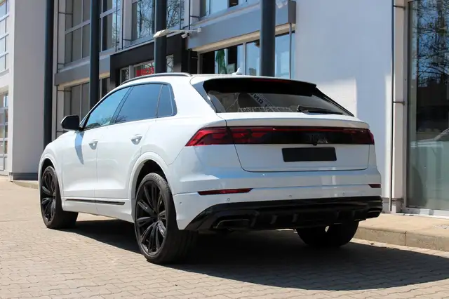 Audi Q8 view 7