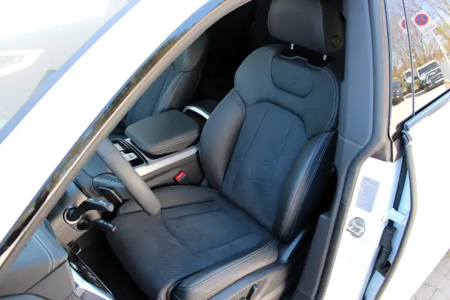 Audi Q8 view 12