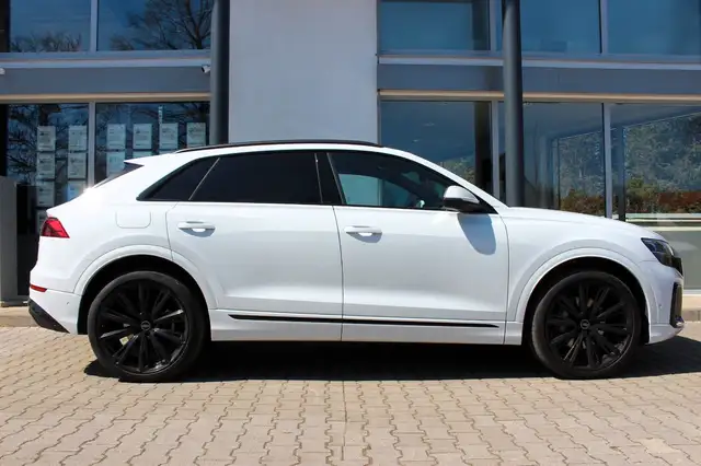 Audi Q8 view 4