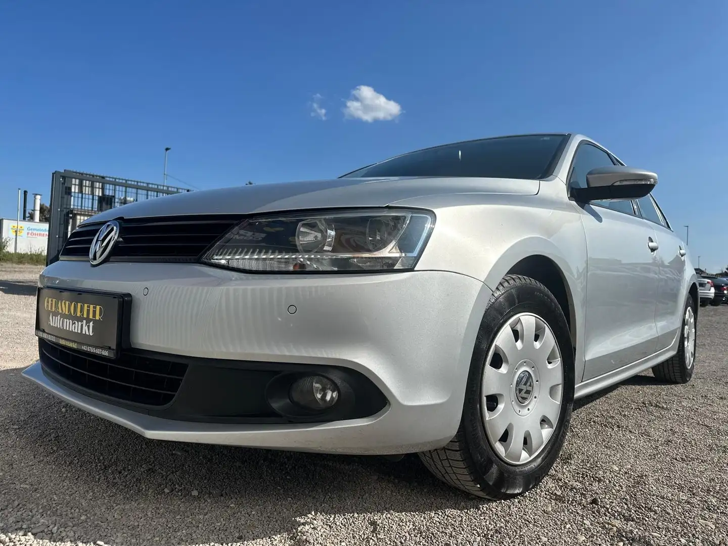Volkswagen Jetta 1.6TDI Trendline **Finanzierung** Grau - 2