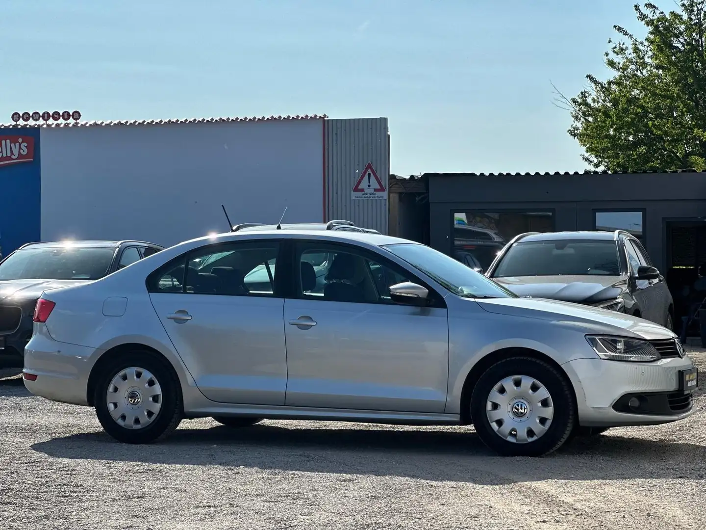 Volkswagen Jetta 1.6TDI Trendline **Finanzierung** Grau - 1