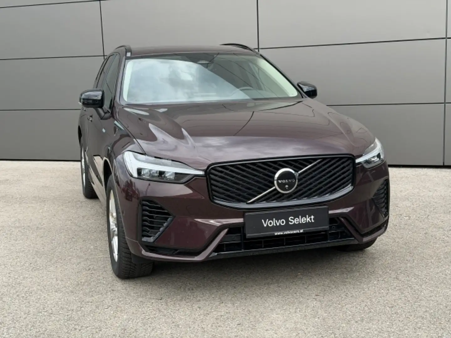 Volvo XC60 T6 AWD PHEV 18,8kWh Plus Dark Aut. Braun - 2