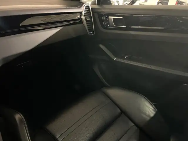 Porsche Cayenne view 9