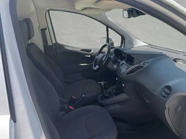 Ford Transit Courier view 3