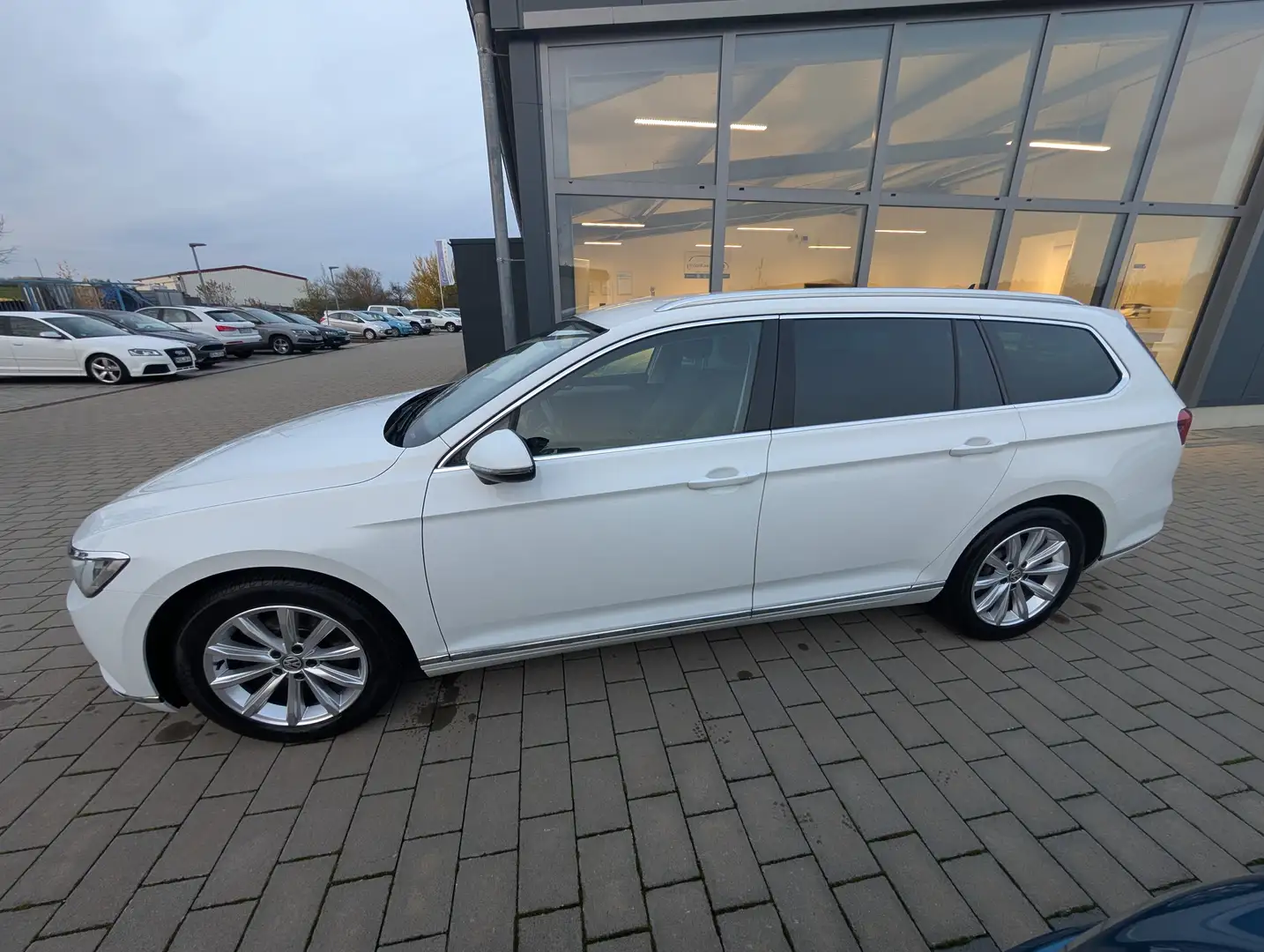 Volkswagen Passat Variant Highline 2.0 TDI LED ERGO PDC Kamera NAV AHK Weiß - 2