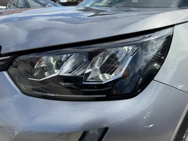 Peugeot 2008 view 11
