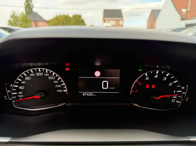 Peugeot 2008 view 17