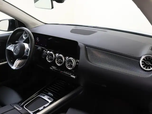 Mercedes-Benz GLA view 5