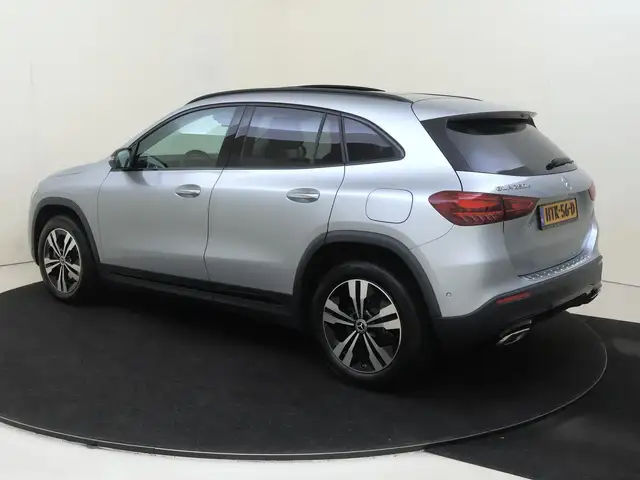 Mercedes-Benz GLA view 3